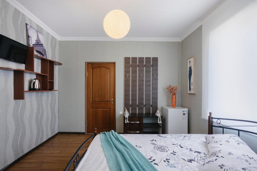 Marcos Hotel room 2