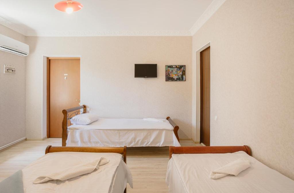 Marcos Hotel room 4